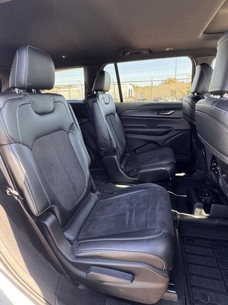 Used 2024 Jeep Grand Cherokee L Altitude XImage 16