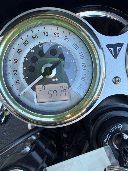 2017 Triumph THRUXTON 1200Image 6
