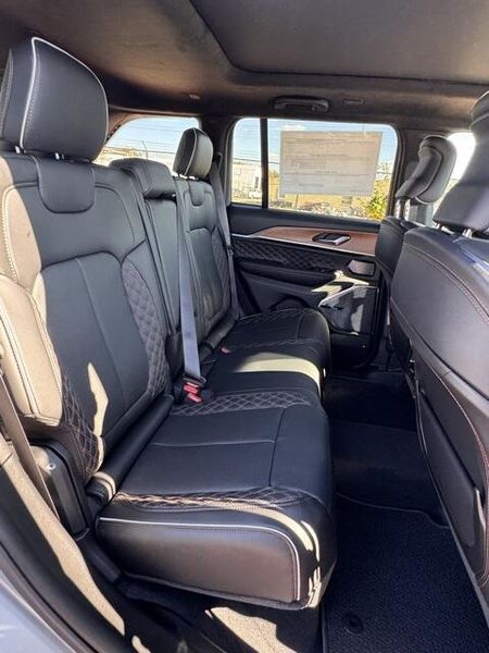 New 2025 Jeep Grand Cherokee Summit Reserve 4x4Image 14