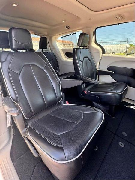 Used 2023 Chrysler Pacifica LimitedImage 16