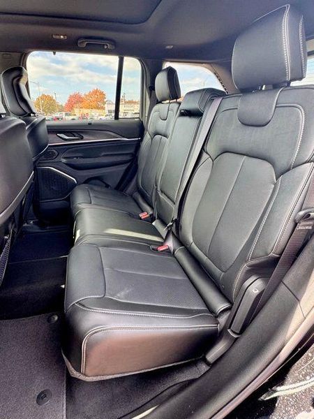 New 2025 Jeep Grand Cherokee Overland 4x4Image 12