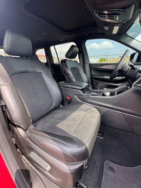 Used 2025 Jeep Grand Cherokee Altitude XImage 13