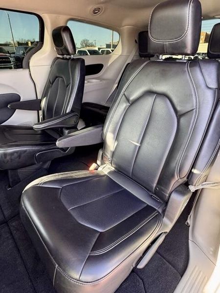 Used 2023 Chrysler Pacifica Touring LImage 12