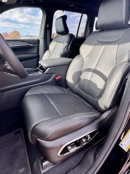 New 2025 Jeep Grand Cherokee Overland 4x4Image 11