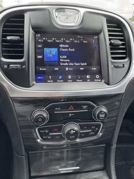 Used 2019 Chrysler 300 TouringImage 16