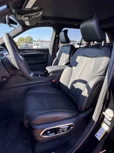 New 2025 Jeep Grand Cherokee Overland 4x4Image 10