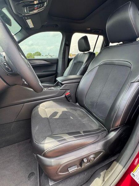 Used 2025 Jeep Grand Cherokee Altitude XImage 10