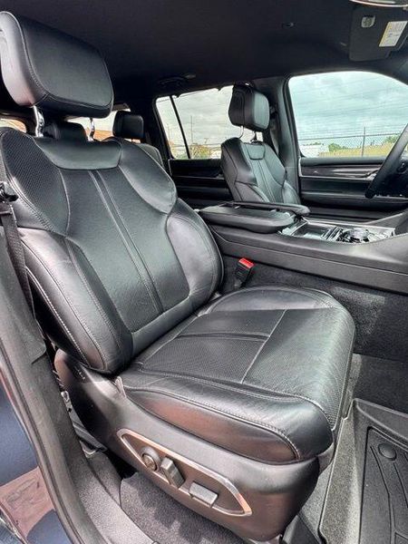 2023 Jeep Wagoneer BaseImage 14