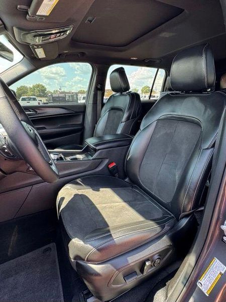 Used 2025 Jeep Grand Cherokee L Altitude XImage 11
