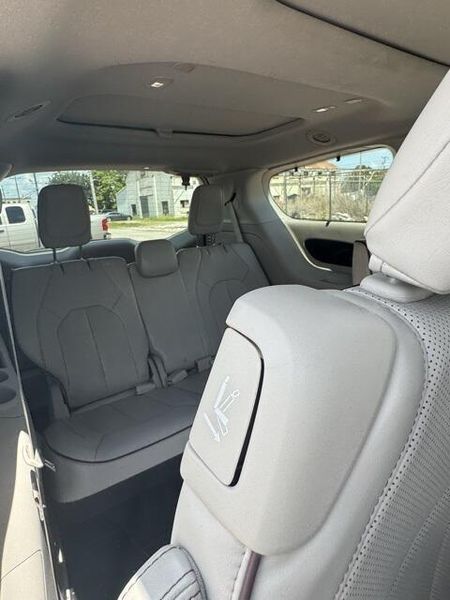 Used 2020 Chrysler Pacifica LimitedImage 17