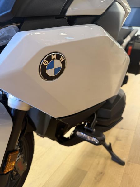 2026 BMW R 1300 RT ALPINE WHITE.. DEMO!!