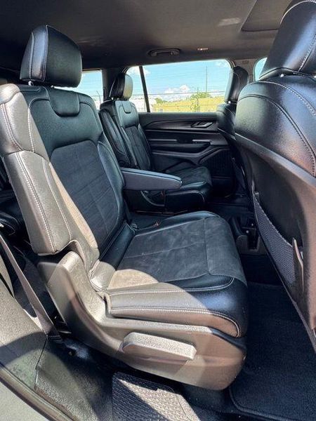 Used 2025 Jeep Grand Cherokee L Altitude XImage 16