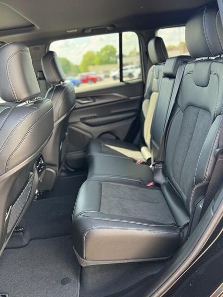 2025 Jeep Grand Cherokee Altitude X 4x2Image 13