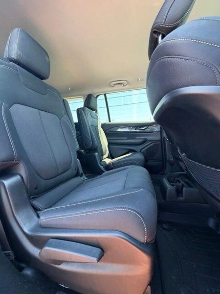 Used 2023 Jeep Grand Cherokee L LaredoImage 15