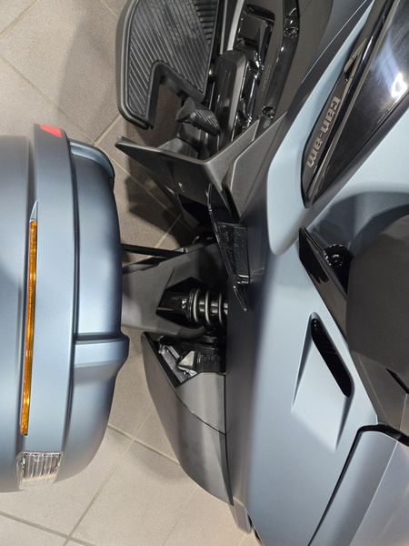 2025 Can-Am SPYDER RT LIMITED MINERAL BLUE WITH DARK ACCENTSImage 15