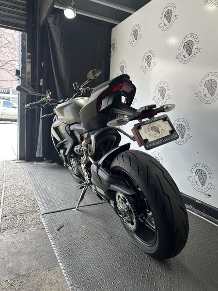 2024 Ducati STREETFIGHTER V2