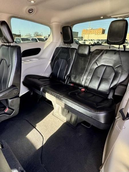 Used 2023 Chrysler Pacifica Touring LImage 13