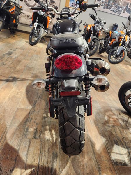 2017 Triumph 900 Street Scrambler Image 3