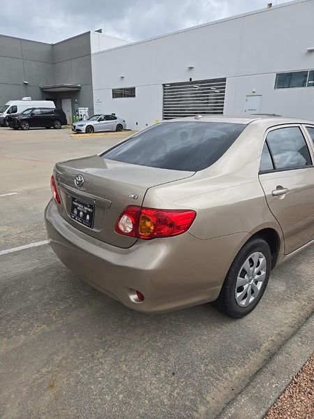 2010 Toyota Corolla LEImage 3