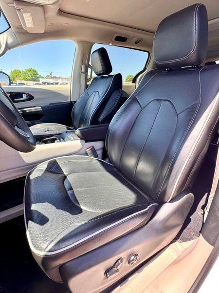 Used 2023 Chrysler Pacifica LimitedImage 11