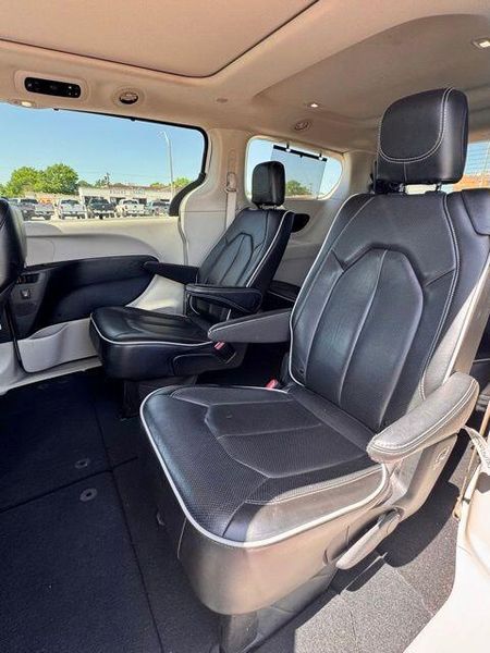Used 2023 Chrysler Pacifica LimitedImage 12