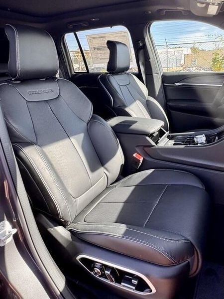 New 2025 Jeep Grand Cherokee Overland 4x4Image 13