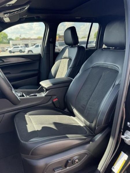 2025 Jeep Grand Cherokee Altitude X 4x2Image 9