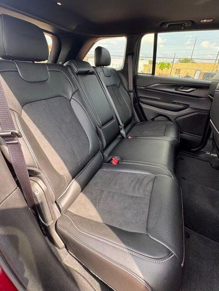 Used 2025 Jeep Grand Cherokee Altitude XImage 14