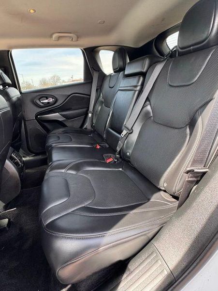 Used 2019 Jeep Cherokee LimitedImage 9