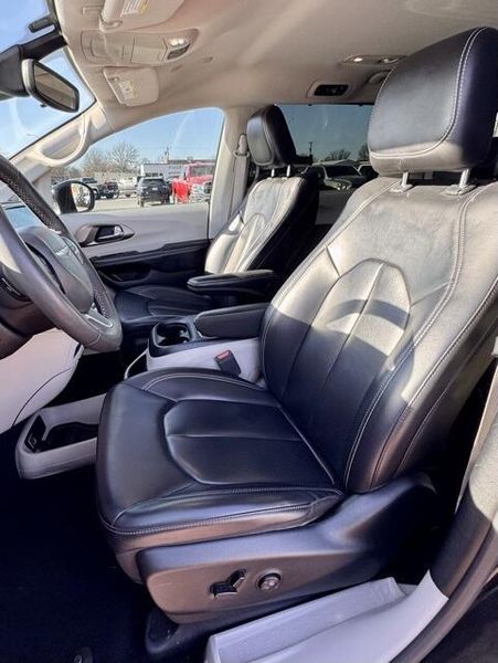 Used 2023 Chrysler Pacifica Touring LImage 11