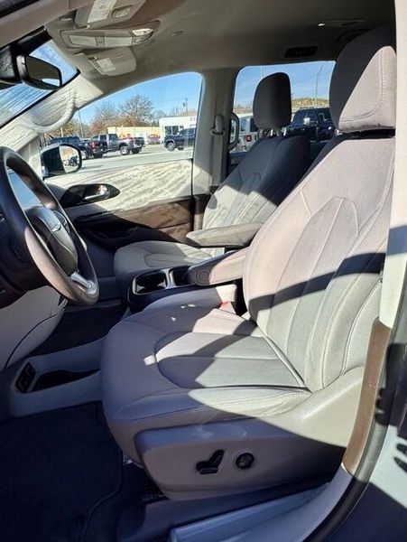 Used 2021 Chrysler Pacifica TouringImage 11