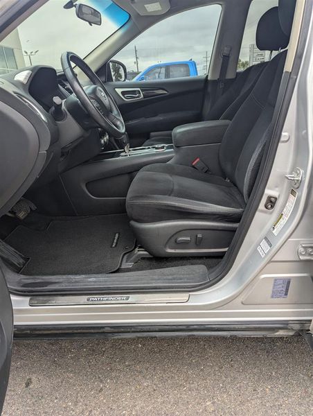 2013 Nissan Pathfinder SV photo 9