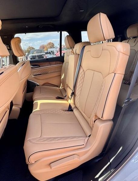 New 2025 Jeep Grand Cherokee L Summit Reserve 4x4Image 12