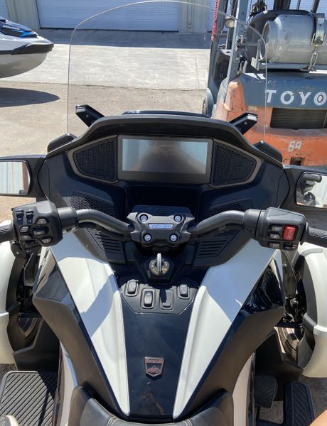 2024 Can-Am SPYDER RT SEA TO SKY VEGAS WHITE SATIN MOKAImage 3