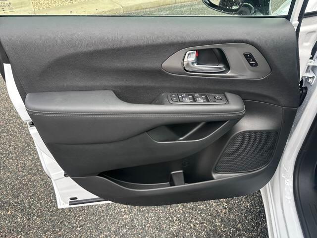 2025 Chrysler Pacifica Select - Photo 18