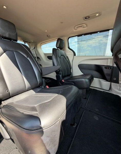 Used 2024 Chrysler Pacifica Touring LImage 17