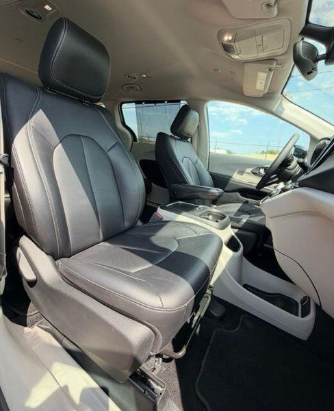 Used 2024 Chrysler Pacifica Touring LImage 16