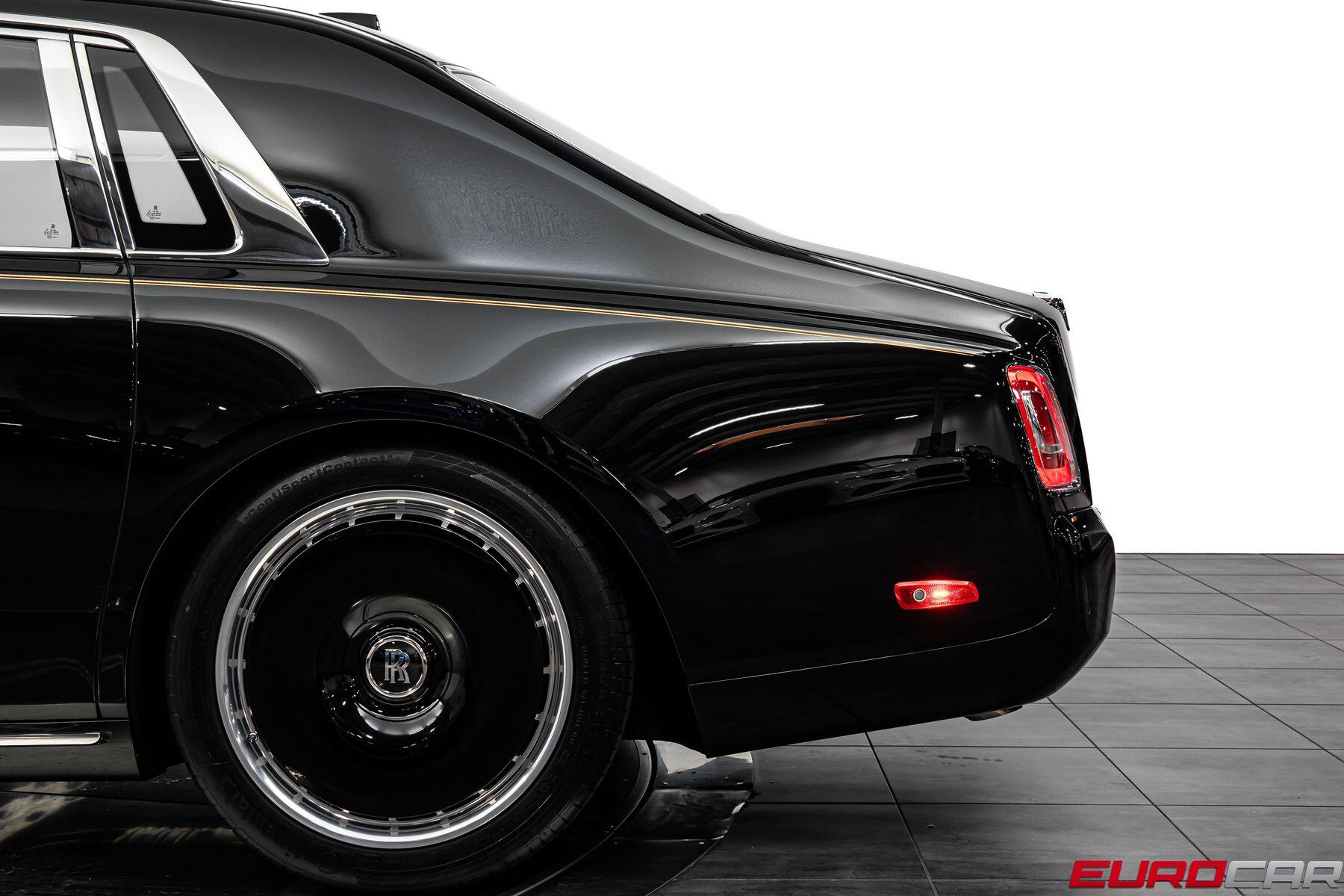 2023 Rolls-Royce Phantom EWB *CASCADE GOLD PASSENGER FASCIA*Image 17