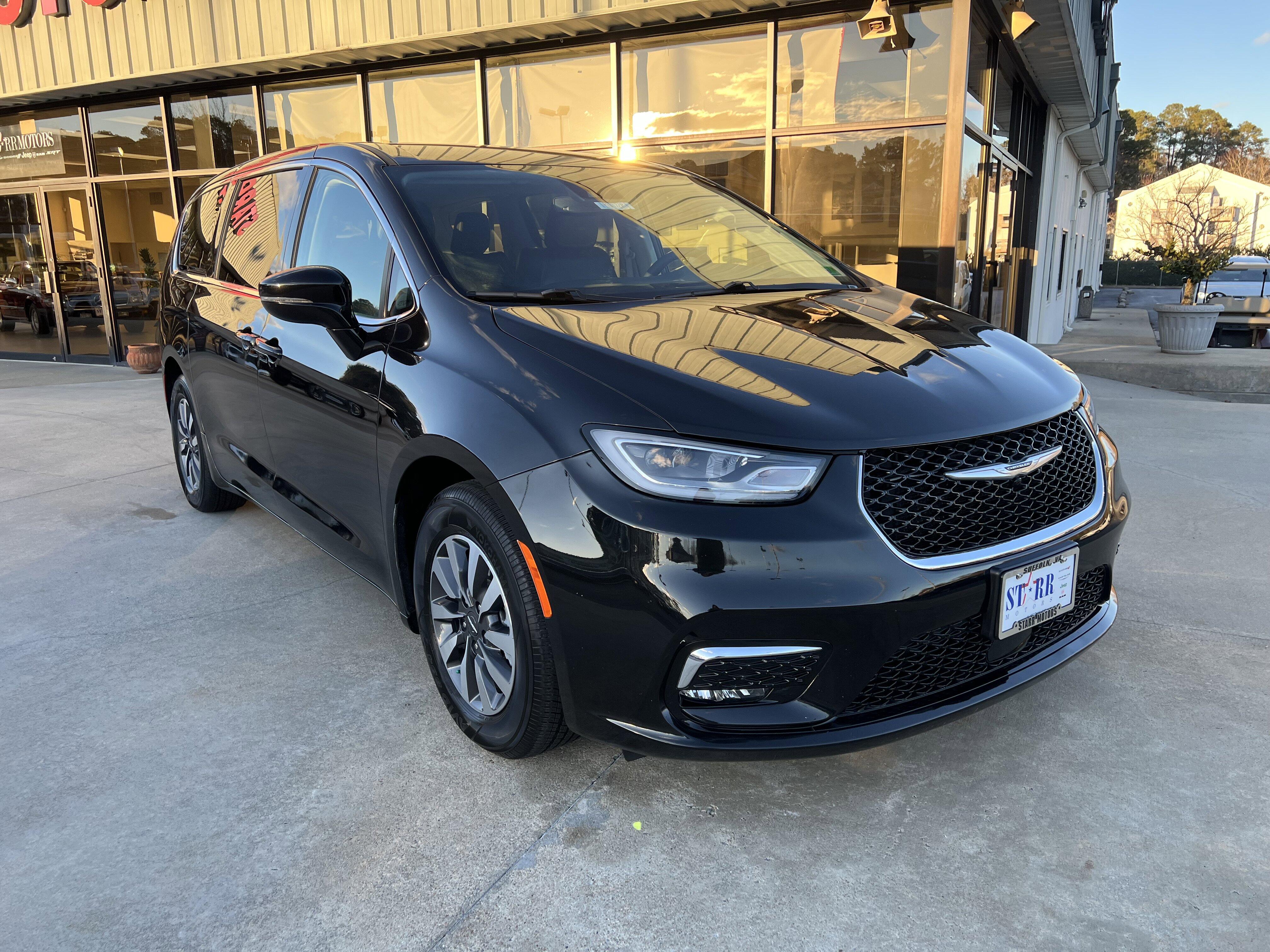 2022 Chrysler Pacifica Hybrid Touring L's photo