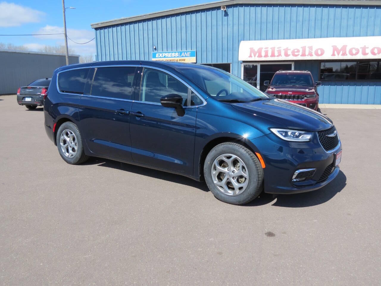 Used 2024 Chrysler Pacifica Limited with VIN 2C4RC1GGXRR154032 for sale in Fairmont, Minnesota