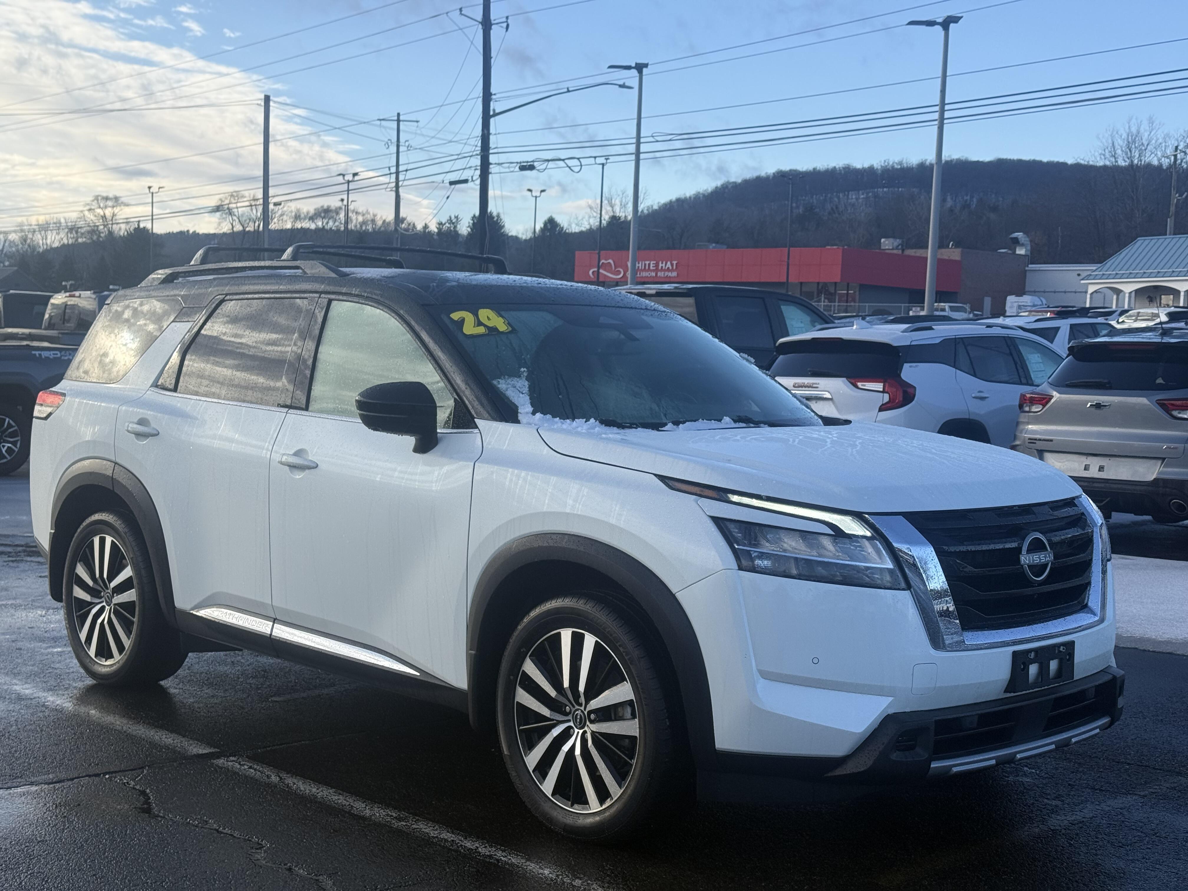 2024 Nissan Pathfinder Platinum's photo