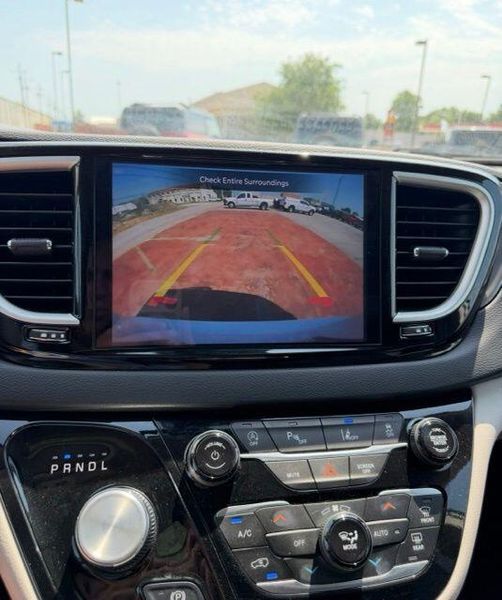 Used 2024 Chrysler Pacifica Touring LImage 11