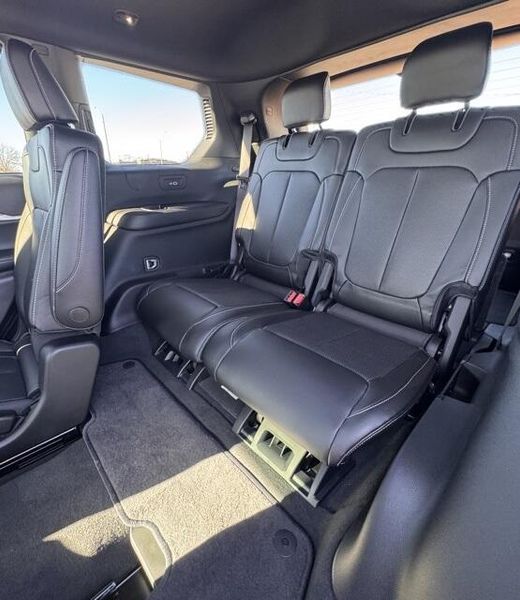 New 2025 Jeep Grand Cherokee L Limited 4x2Image 13