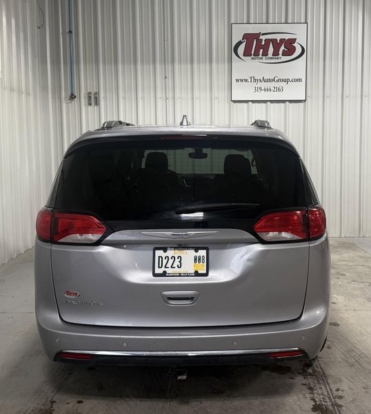 Used 2018 Chrysler Pacifica Touring LImage 4