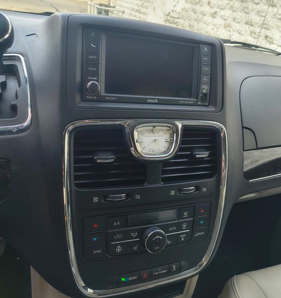 Used 2015 Chrysler Town & Country Image 9