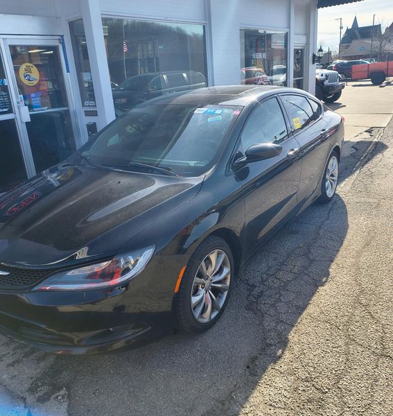 Used 2015 Chrysler 200 Image 3