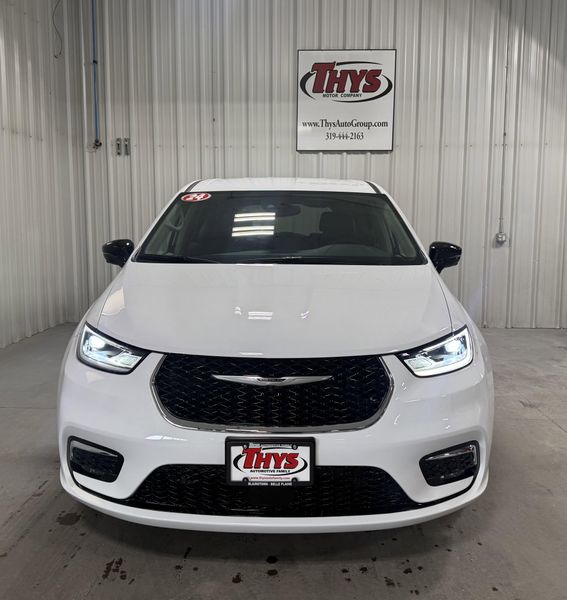 Used 2024 Chrysler Pacifica Touring LImage 16