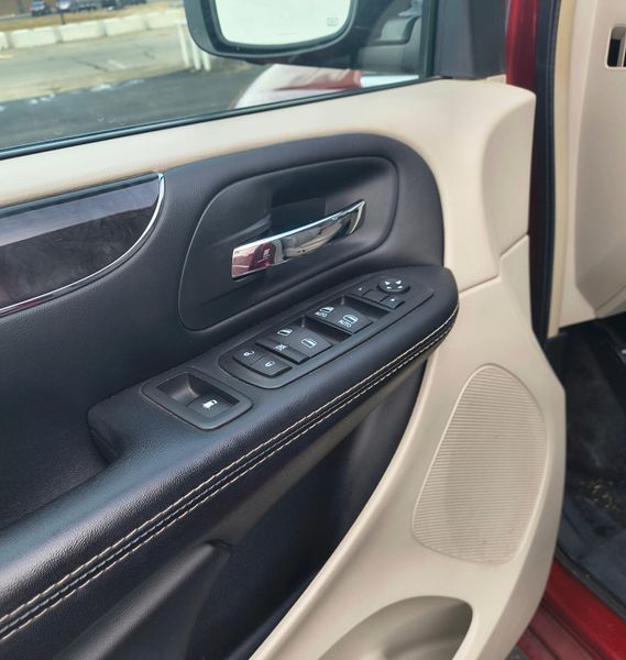 Used 2015 Chrysler Town & Country Image 12
