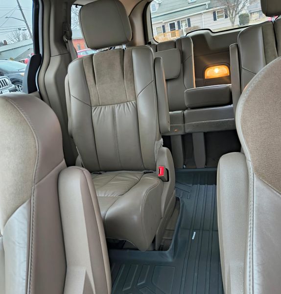 Used 2016 Chrysler Town & Country leatherImage 15
