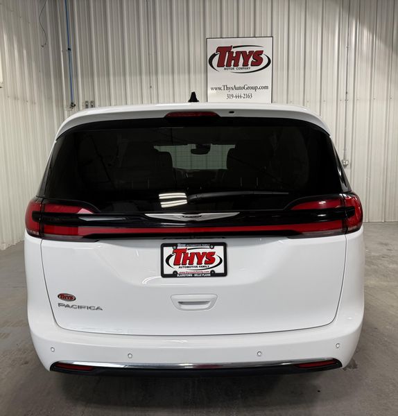 Used 2024 Chrysler Pacifica Touring LImage 4